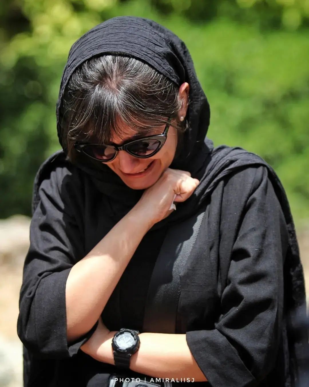 (تصویر) حضور آزاده صمدی و اشک‌های پردیس احمدیه در مراسم تشییع رضا حداد