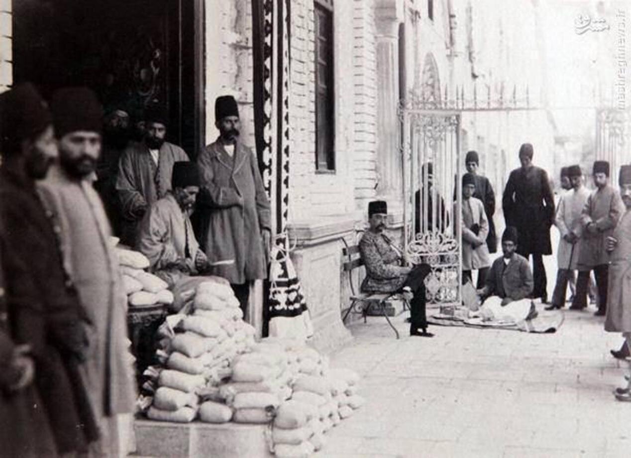 تردد صبحگاهی مردان خوش‌پوش در شهر/ اولین کارمند‌های تهران کجا کار می‌کردند؟