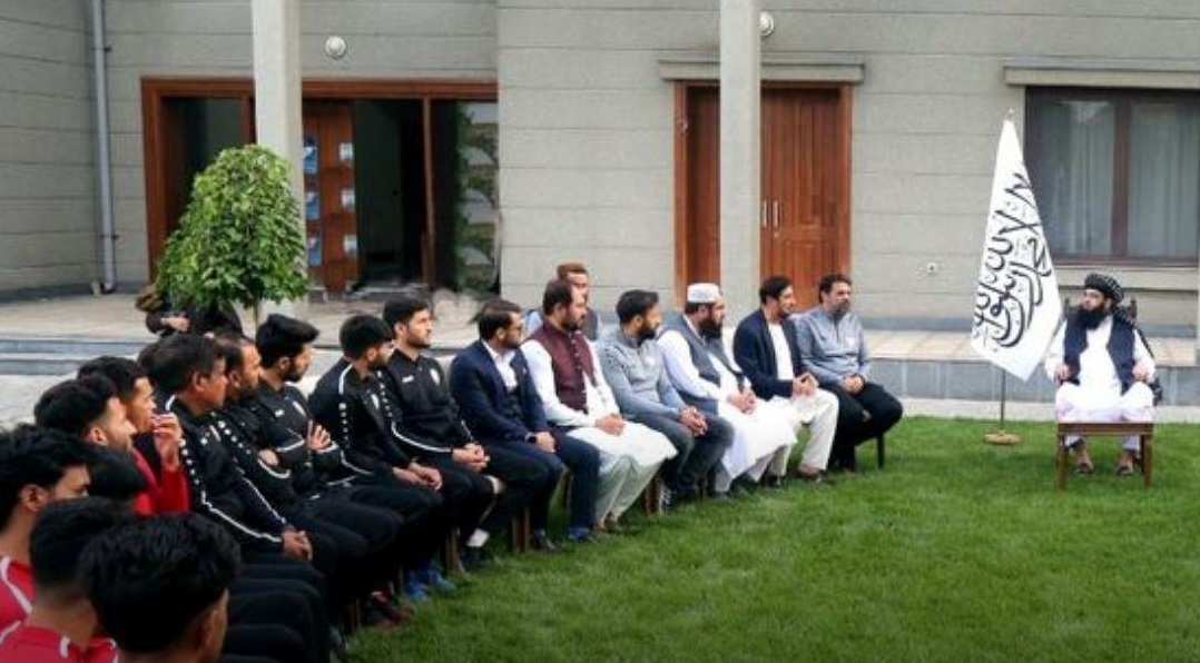 (تصاویر) دیدار تیم ملی فوتبال افغانستان با نخست وزیر طالبان