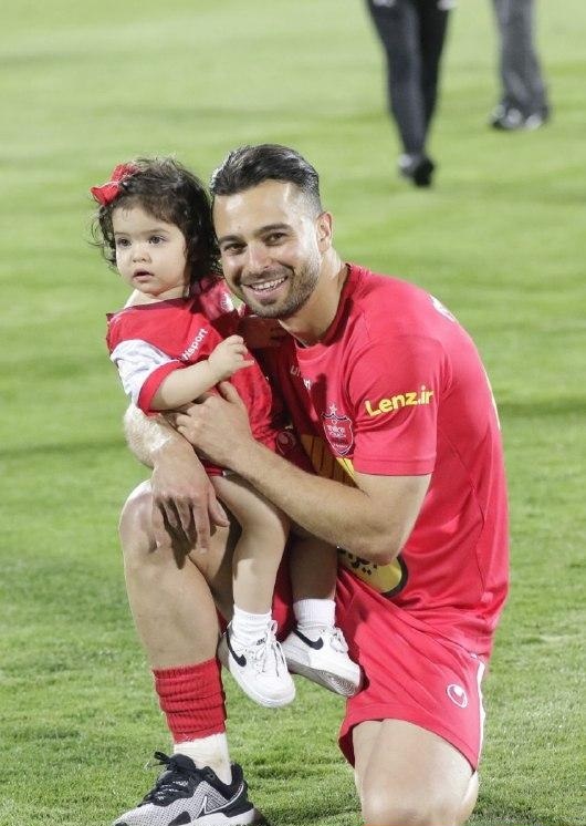 دختر پرسپولیسی سوژه عکاسان در جشن قهرمانی