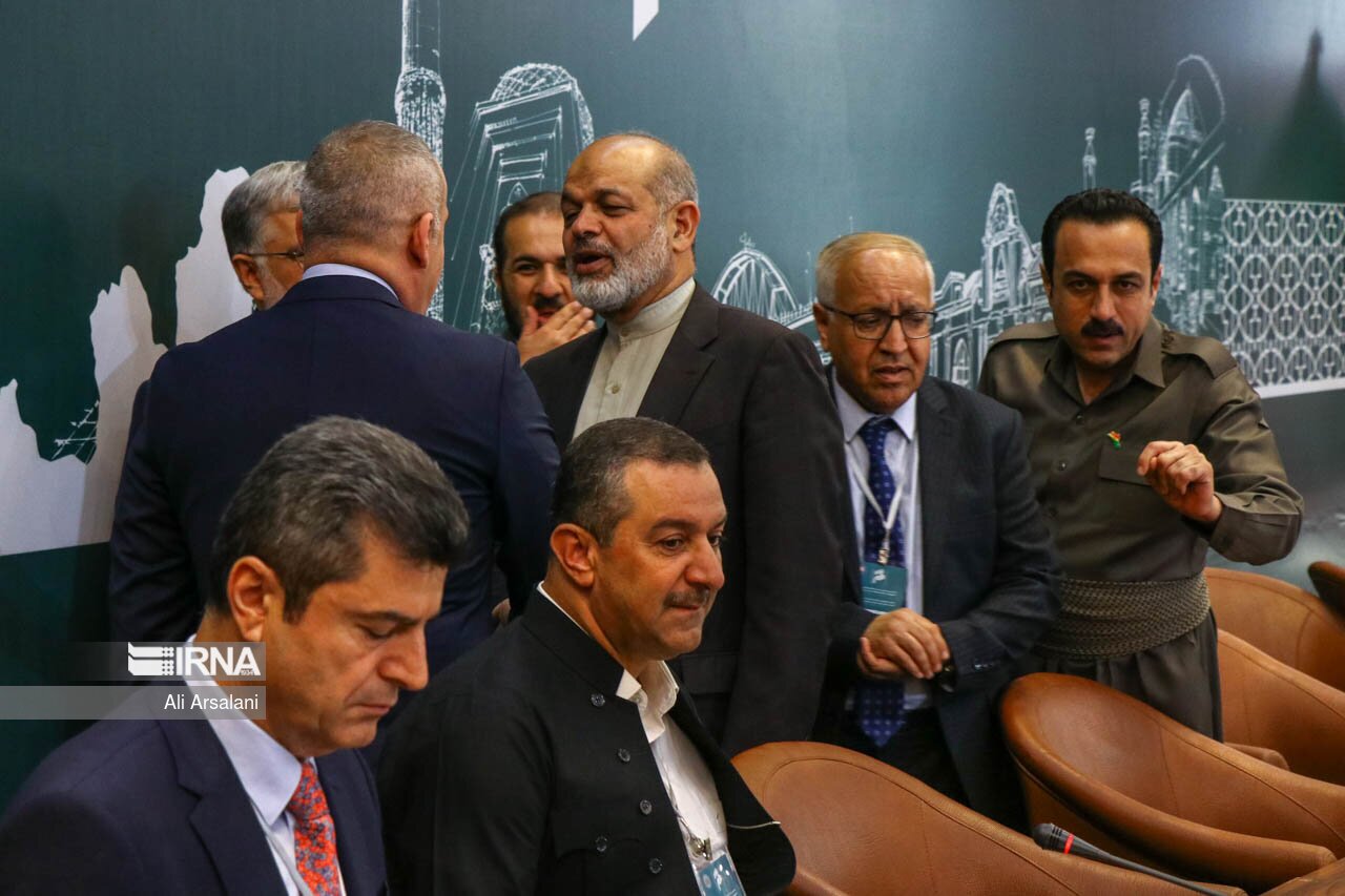 تصاویر جنجالی از نشست وزیر کشور