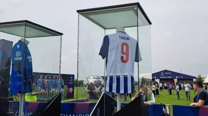 خودنمایی پیراهن مهدی طارمی در محل میزبانی فینال چمپیونزلیگ