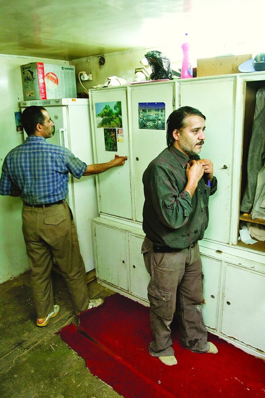 (تصاویر) مراحل ساخت یک تابوت در کارگاه نجاری بهشت زهرا ////