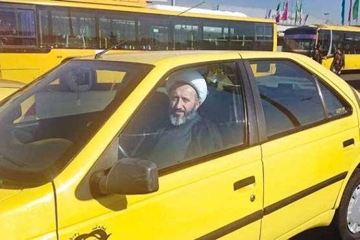 تصویر یک روحانیِ مسافرکش که دوباره وایرال شد