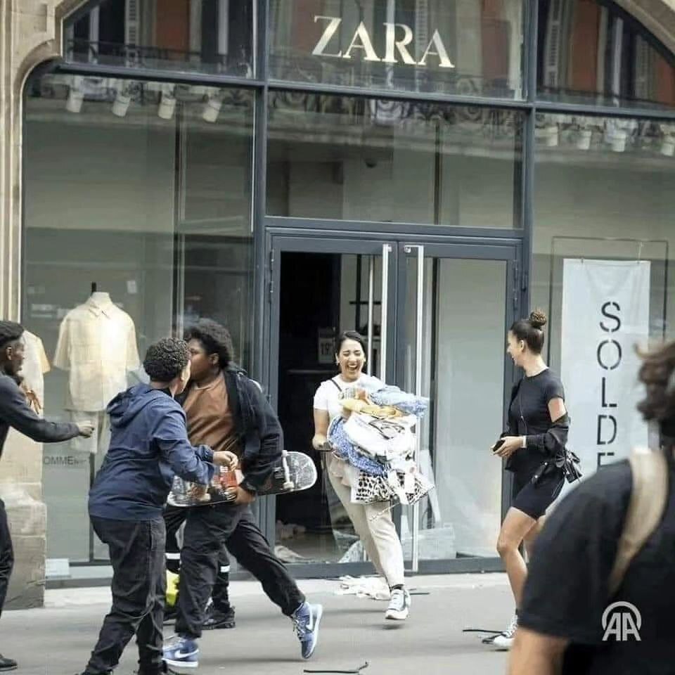 غارت فروشگاه زارا