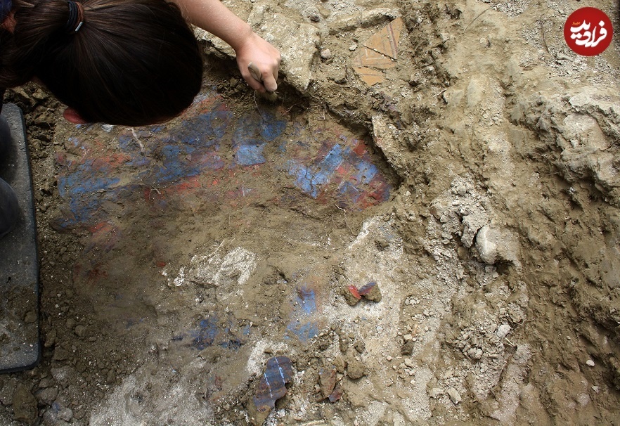 (تصاویر) کشف یک خانۀ ۲ هزارساله و پر از «نقاشی» در زیر کارخانۀ بلورسازی