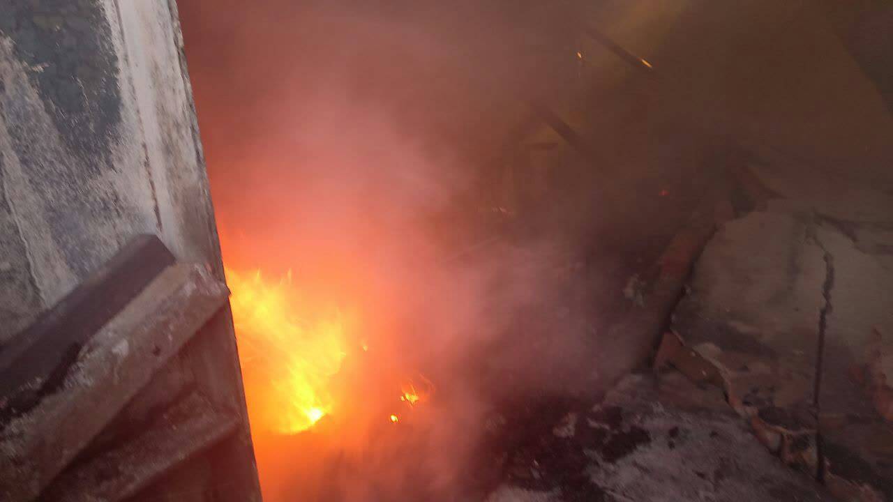 (عکس) مهار شدن آتش سوزی ۳ سوله مبل سازی در اسلامشهر