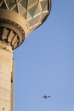 (عکس) هواپیمای رکوردشکنی که با خلبان زن دور برج میلاد چرخید