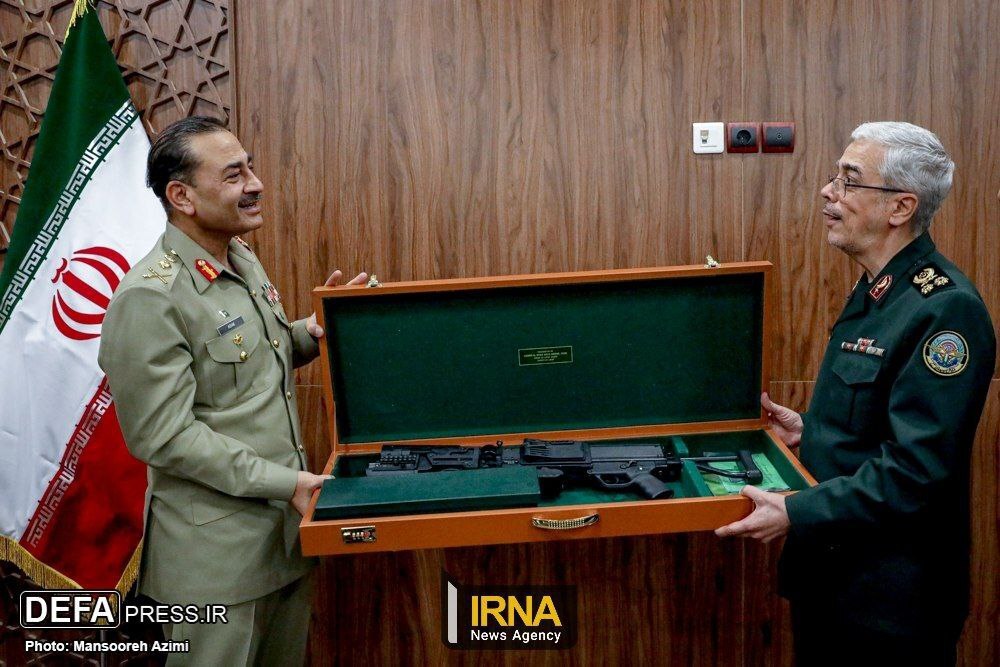 اسلحه‌های اهدایی فرمانده ارتش پاکستان به سرلشکر باقری