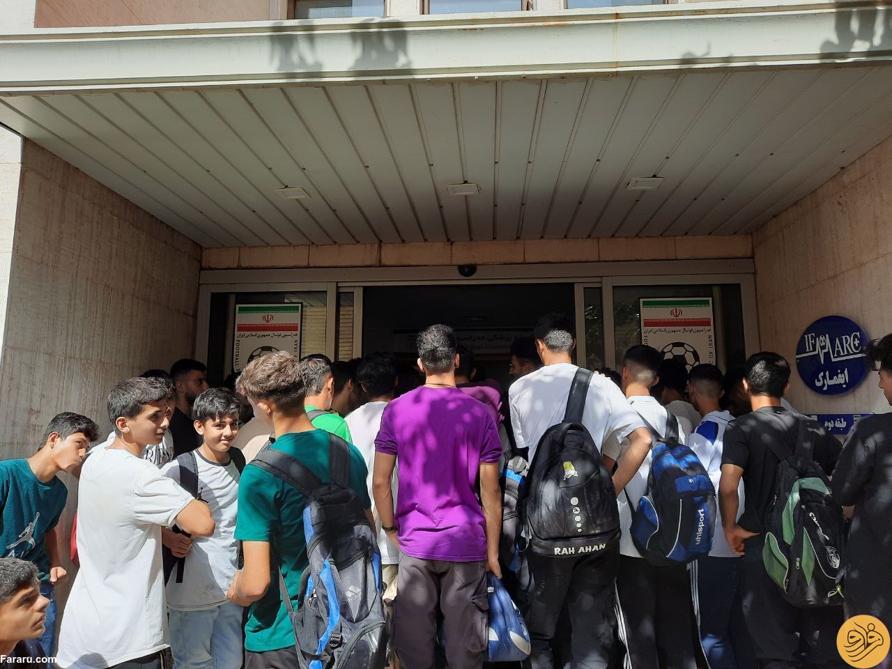 (عکس) سرگردانی و ازدحام عجیب بازیکنان فوتبال مقابل ایفمارک