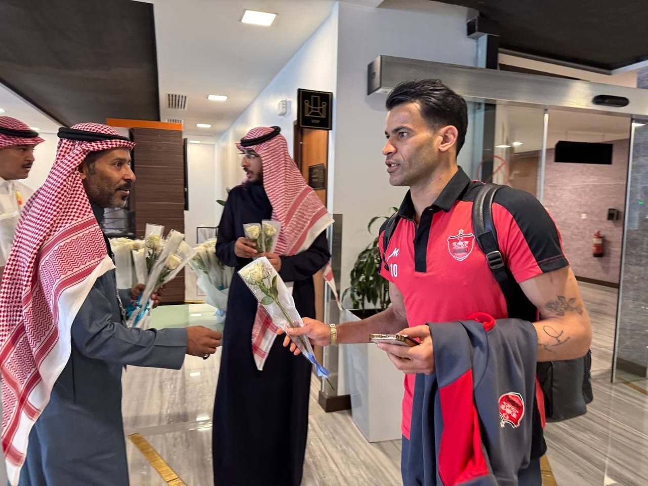 (عکس)استقبال از پرسپولیس در عربستان با گل رز