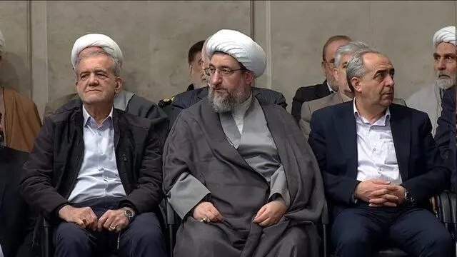 (تصویر) حضور پزشکیان در دیدار مردم آذربایجان‌شرقی با رهبر انقلاب