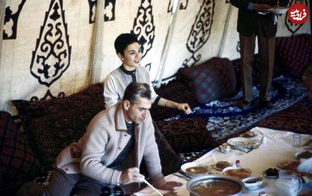 (عکس) «شاه و فرح» در حال آبگوشت خوردن در چادر عشایر؛ دهه ۴۰