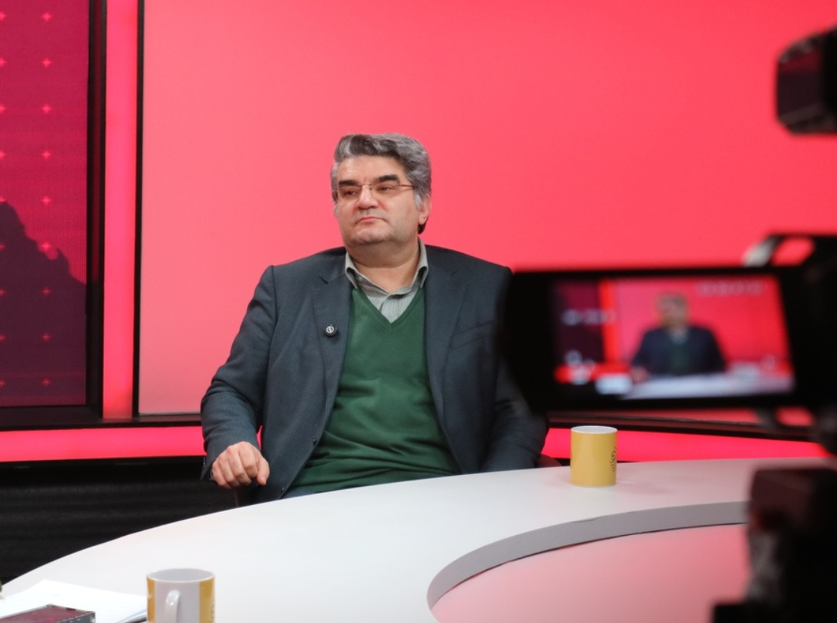 برخی بیماران در اوج فقر و تنگدستی دارو‌های خاص خود را می‌فروشند / حداقل برای ۳ ماه موجودی دارو لازم داریم تا مردم از داروخانه دست خالی برنگردند / بیمه‌ها و سازمان تامین اجتماعی به هر دلیلی توان پرداخت معوقات را ندارند