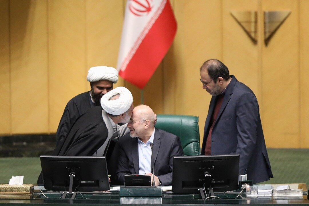 عکسی از بوسه آتش‌‌زننده برجام بر پیشانی قالیباف