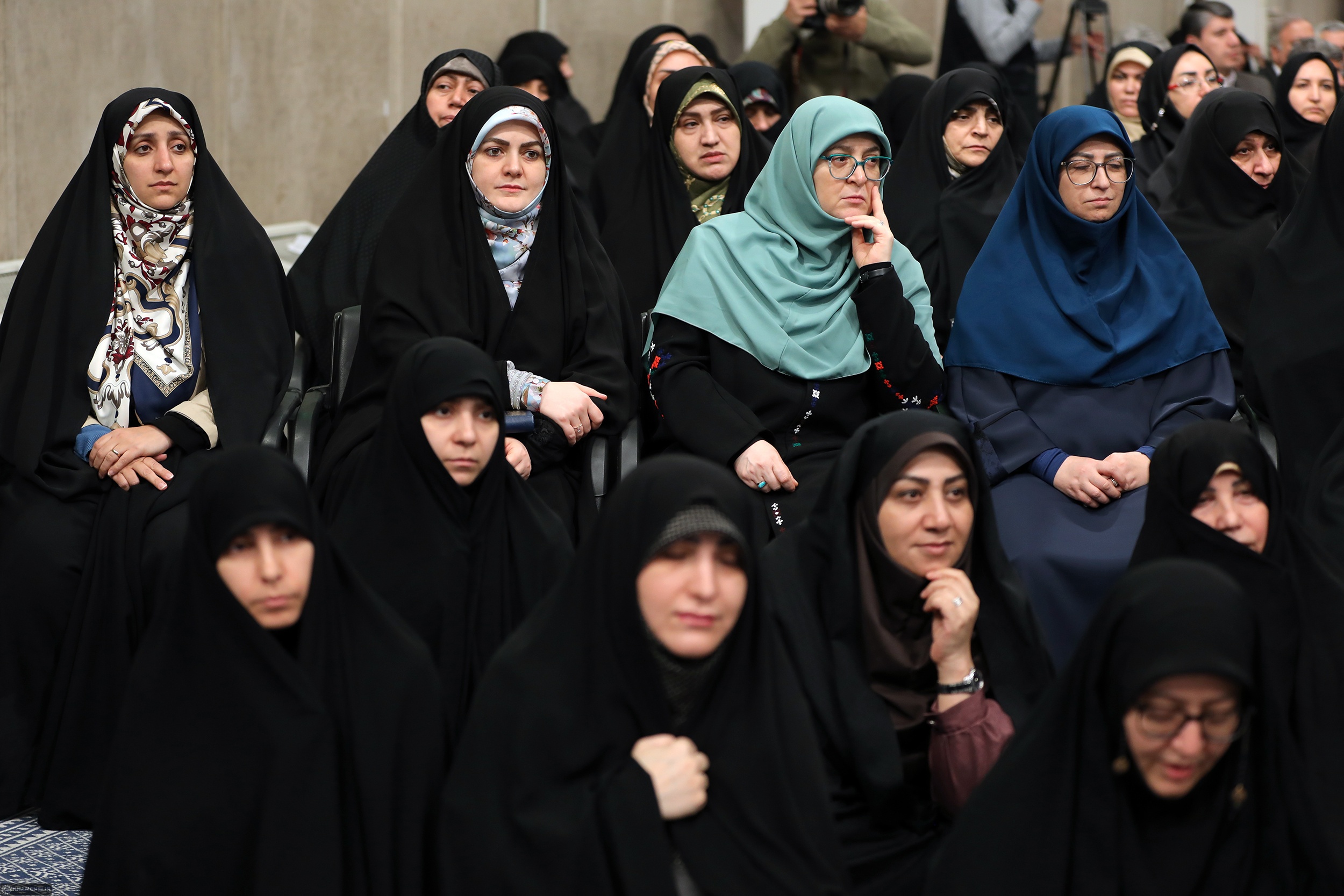 (عکس) حضور دختر پزشکیان در دیدار مسئولان نظام با رهبر انقلاب