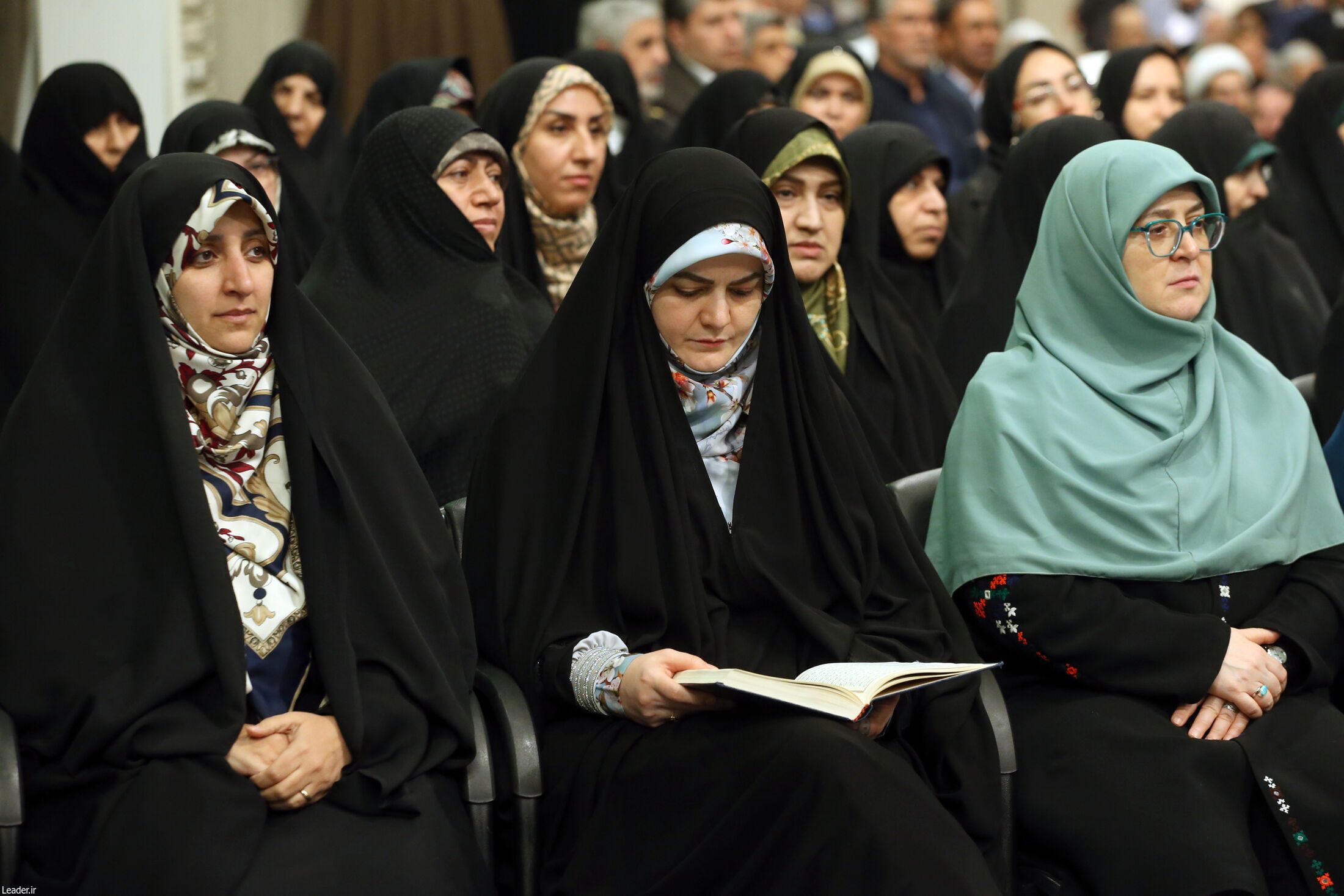 (عکس) حضور دختر پزشکیان در دیدار مسئولان نظام با رهبر انقلاب