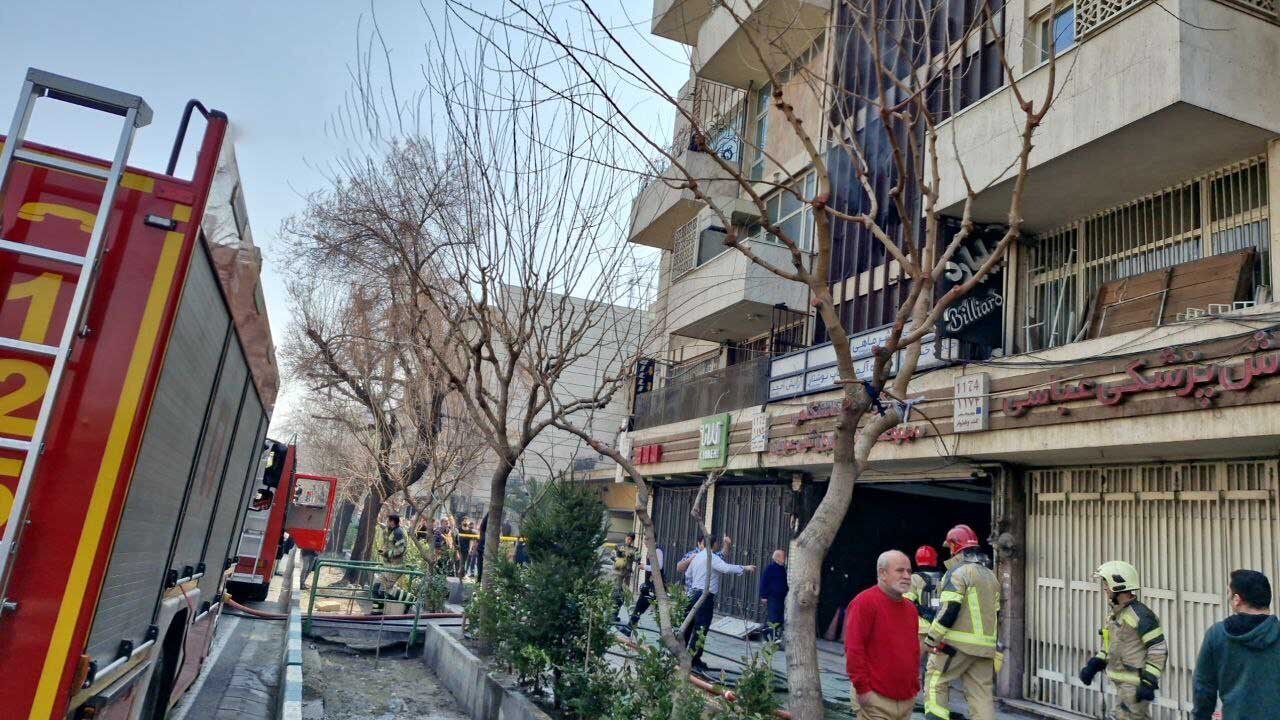 اولین تصاویر از آتش‌سوزی در خیابان انقلاب