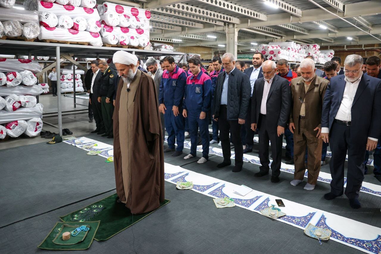 (تصاویر) نماز جماعت مسعود پزشکیان درکنار کارگران یک کارگاه