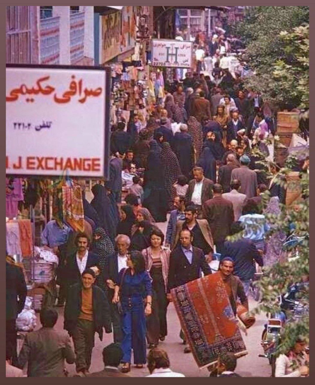 (تصویر) حال و هوای بازار شب عید تجریش؛ ۵۳ سال پیش
