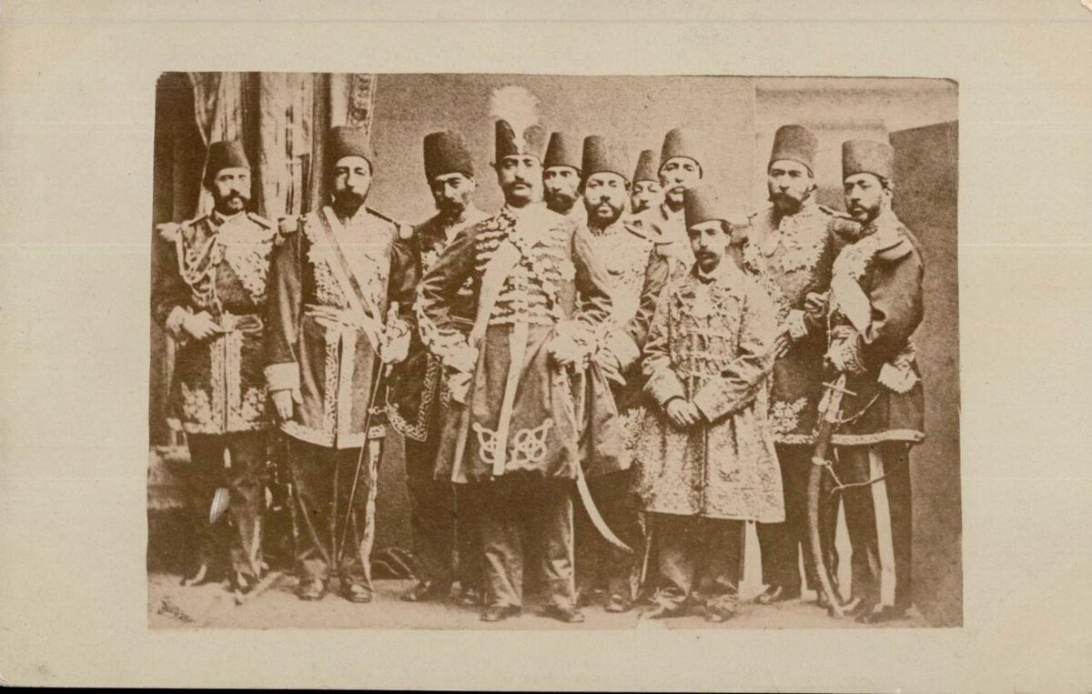 ‏شاه و صاحب منصبان؛ از قدیمی‌ترین عکس‌های دوران ناصری