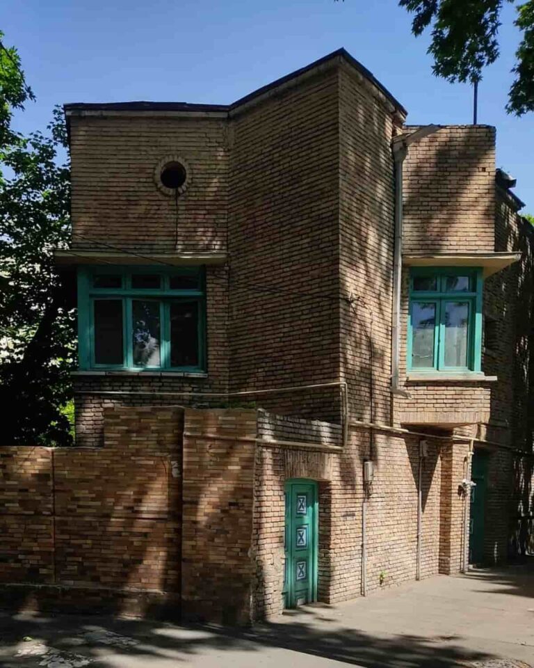 (تصاویر) قشنگ‌ترین پنجره‌های شهر در خیابان ولیعصر، حوالی محمودیه///