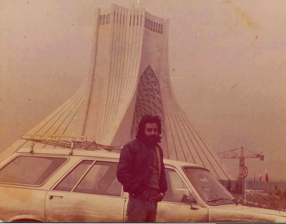 تصویر؛ دهه ۶۰؛ عکس خسرو شکیبایی در کنار میدان آزادی