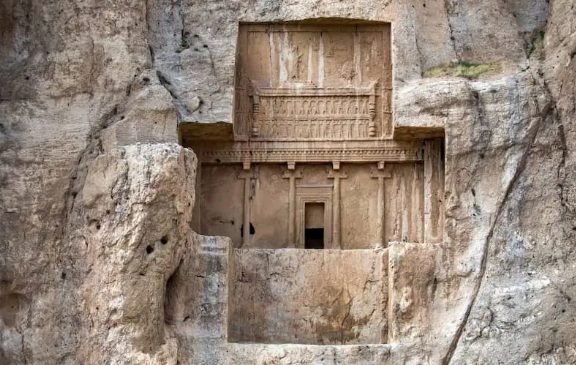 سفر به گورستان مرموز شاهان بزرگ هخامنشی در نقش رستم؛ چرا شاهان هخامنشی اینجا دفن شدند؟