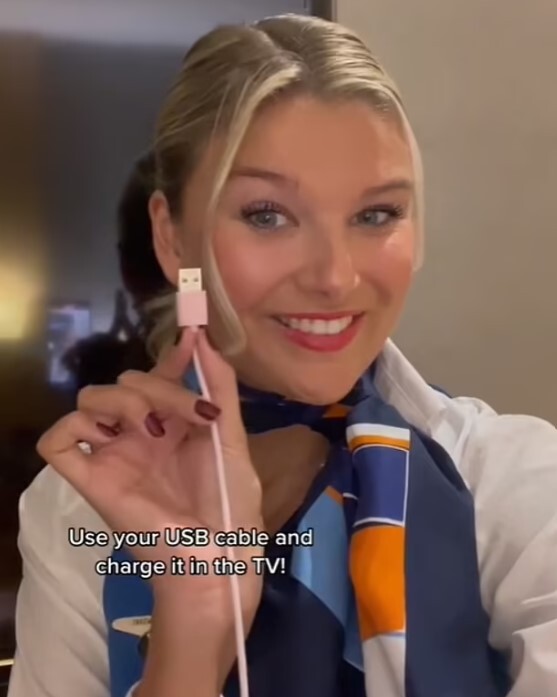 ترفند هوشمندانه مهماندار هواپیما برای شارژ کردن گوشی