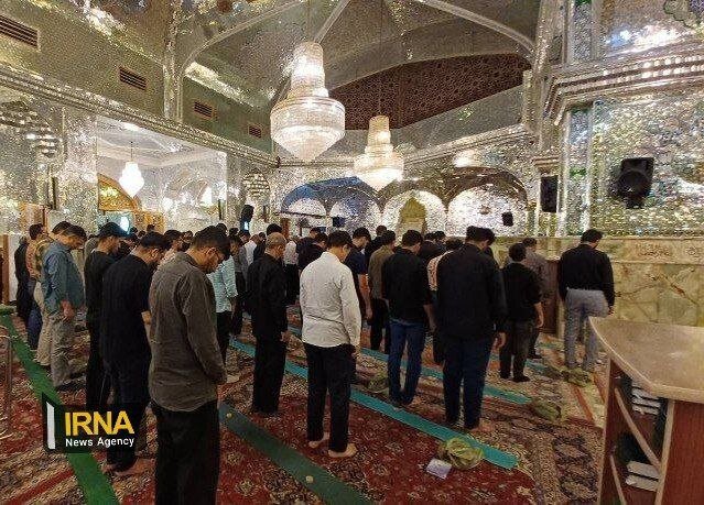 عکسی از نماز صبح زائران حرم شاهچراغ پس از حمله تروریستی