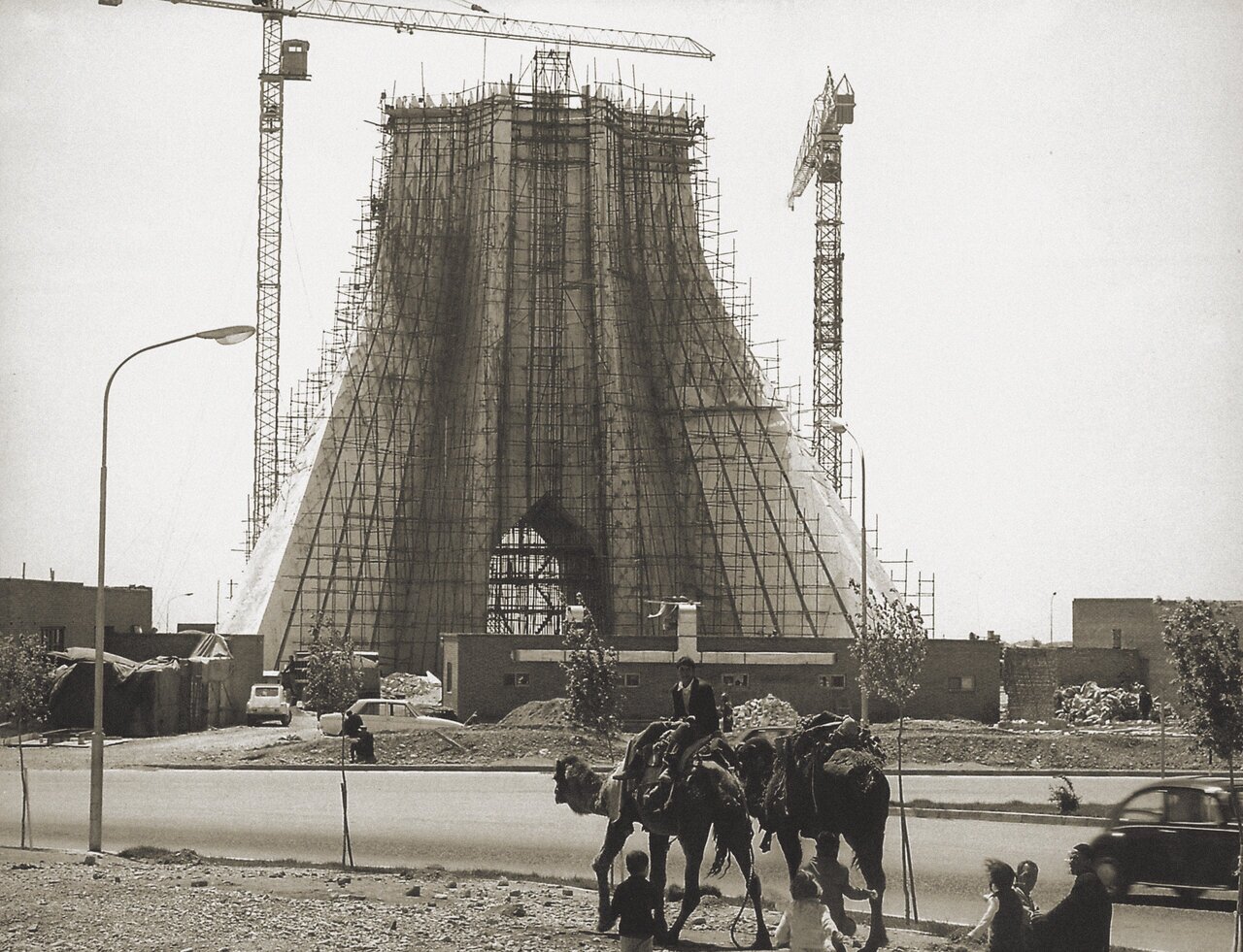 تصاویری نادر از تهران قدیم؛ وقتی که شتر‌ها در میدان آزادی قدم می‌زدند
