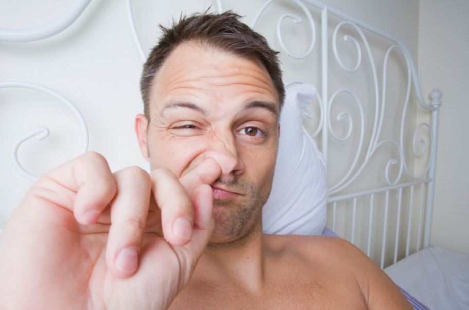 از انگشت در بینی کردن و موخوری تا ادرار کردن زیر دوش؛ عادات ناخوشایند و عادات شگفت‌انگیزی که برایتان مفید هستند / خوانده شد