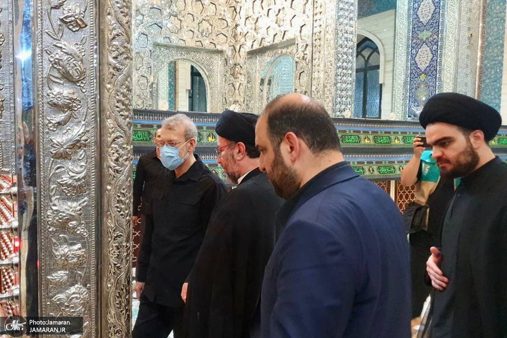 (عکس) علی لاریجانی در حال خدمات‌ رسانی به زائران اربعین