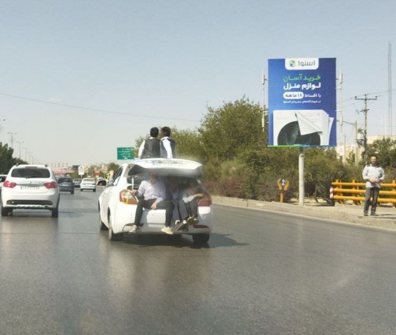 (عکس) حرکت خطرناک راننده مشهدی برای حمل جابه‌جایی چند شهروند!