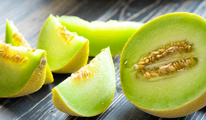 با مصرف این خوراکی‌ها در طول روز هیدراته بمانید/ ۱۰ ماده غذایی آبرسان