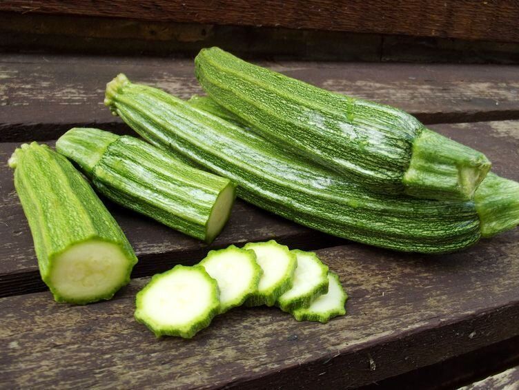 با مصرف این خوراکی‌ها در طول روز هیدراته بمانید/ ۱۰ ماده غذایی آبرسان