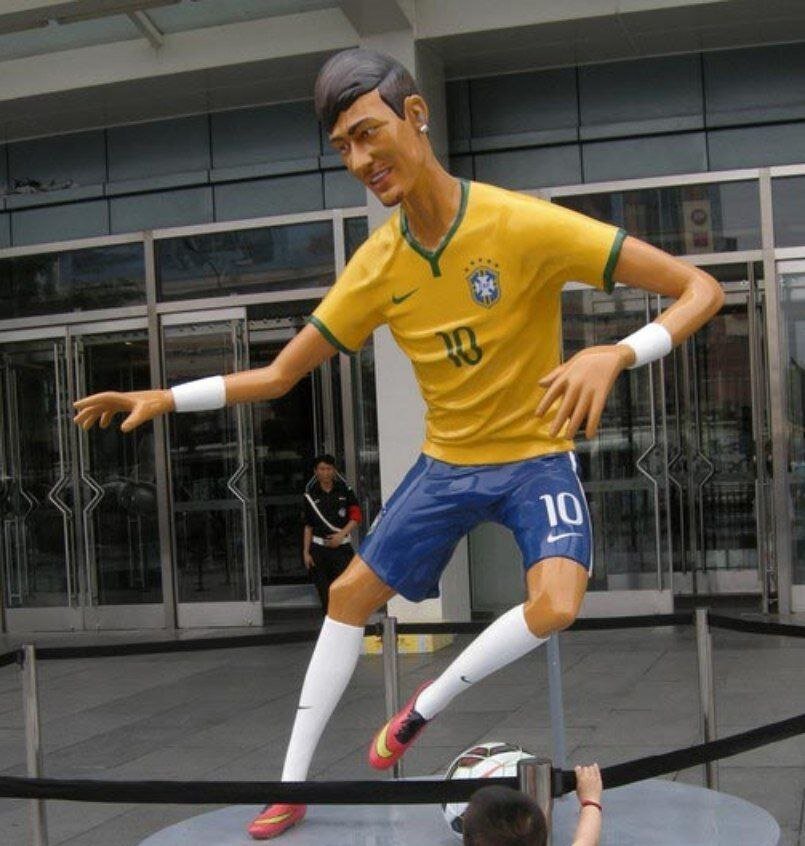 (عکس) نصب مجسمه عجیب نیمار مقابل هتل اسپیناس!