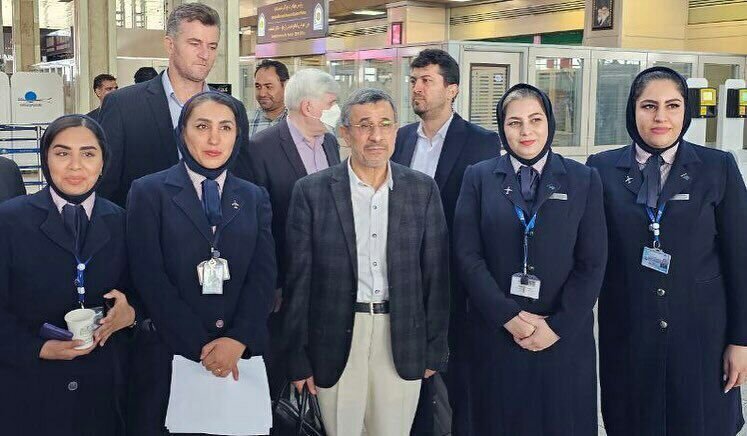 عکس یادگاری احمدی نژاد با چند زن پیش از سفر به گواتمالا