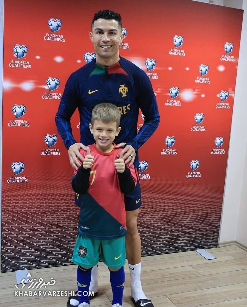 (عکس) ذوق‌زدگی پسر کاپیتان تیم رقیب از دیدن رونالدو