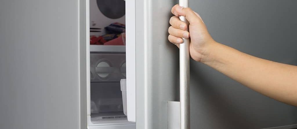 ۹ علت رایج بسته نشدن درب یخچال + راه حل