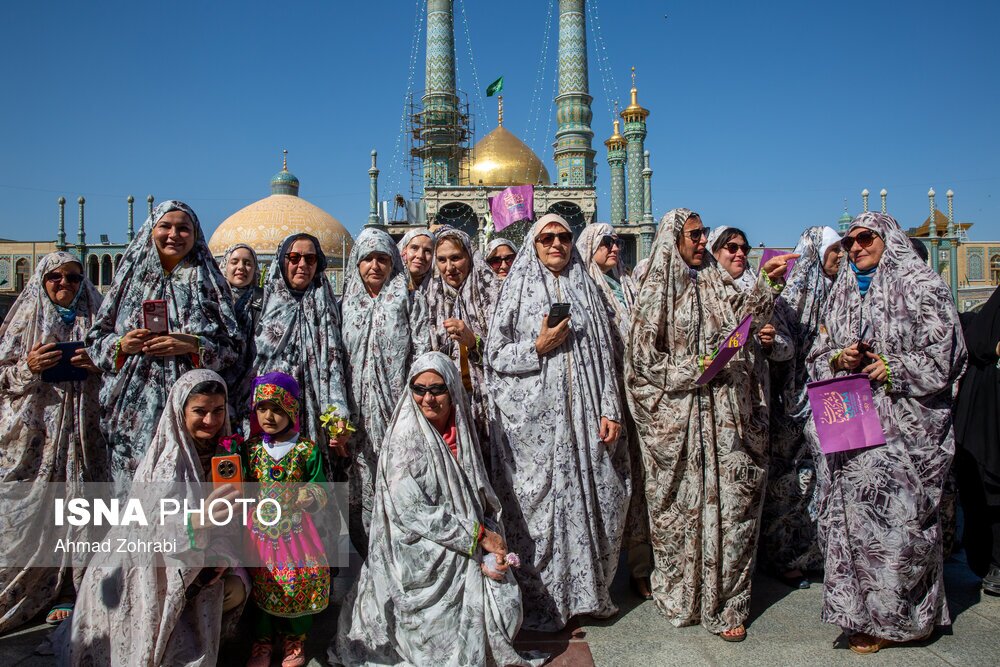 (عکس) گردشگران خارجی با چادر در قم
