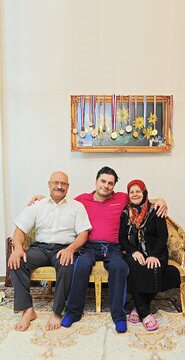 آن‌ها که می‌گفتند کاش پسرت می‌مرد، با شیرینی آمدند!