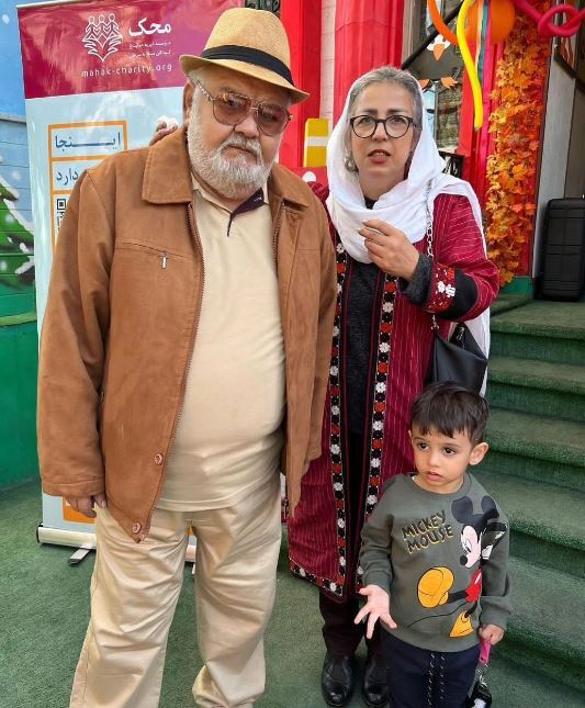 تصویری تازه از اکبر عبدی در کنار نوه و همسرش