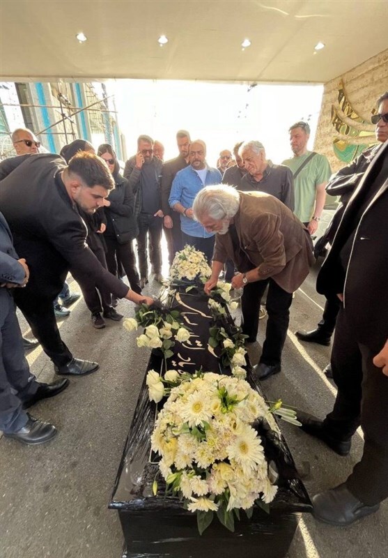 (عکس) استقبال هنرمندان از پیکر آتیلا پسیانی در فرودگاه / آقای بازیگر بعد از چند روز به ایران رسید