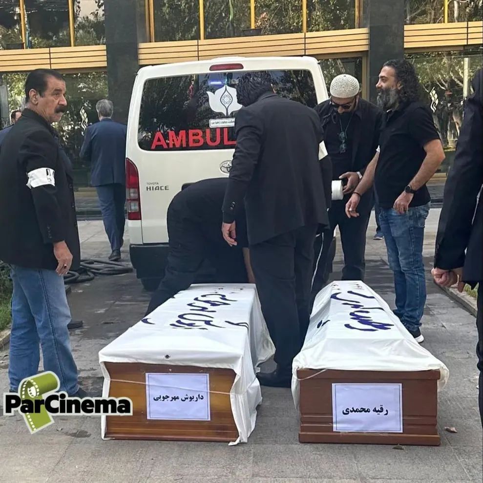 تصویری از تابوت‌های داریوش مهرجویی و وحیده محمدی‌فر