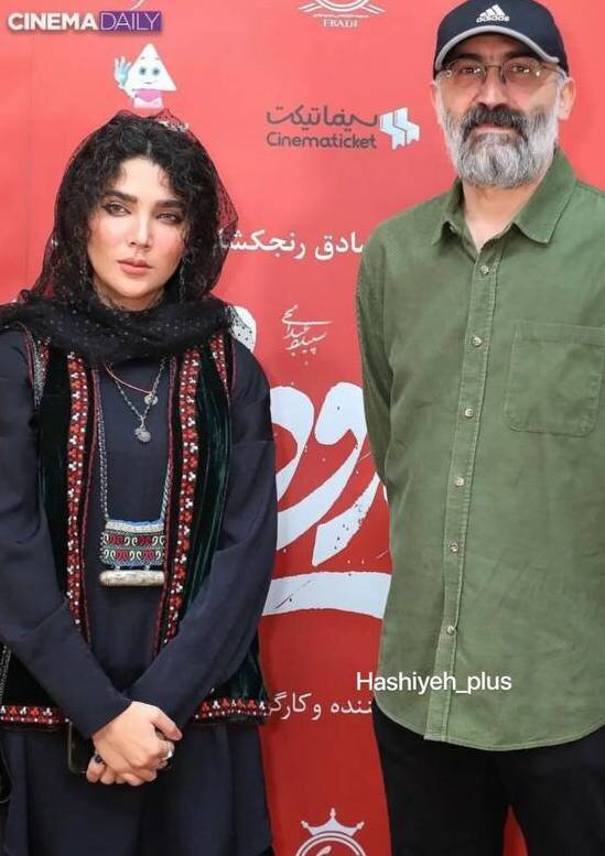 (عکس) لباس نیمه‌سنتی خانم بازیگر در فرش قرمز فیلم منوچهر هادی؛ ریش‌های بلند و هادی حجازی‌فر با کلاه آفتابی
