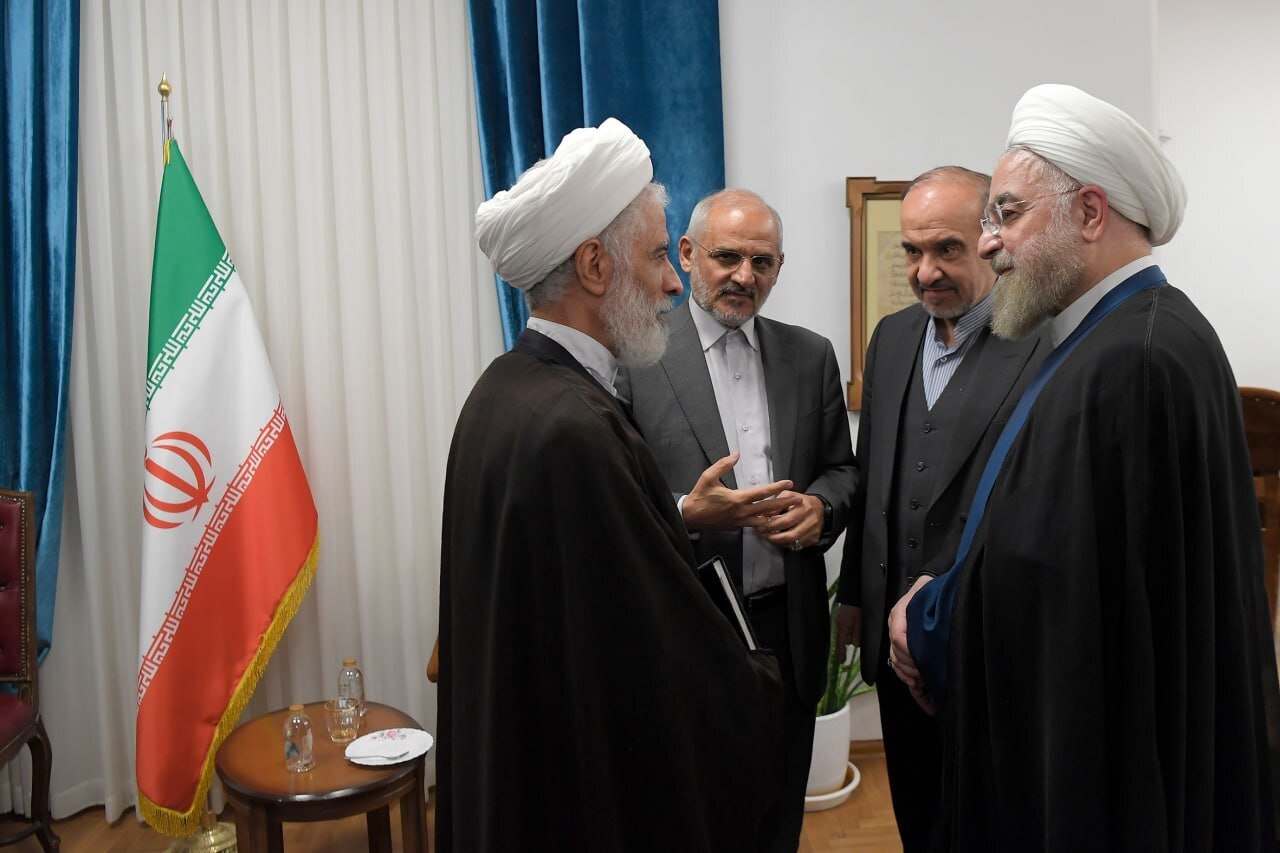 جدیدترین تصاویر از جلسه حسن روحانی و دولتمردانش/ از خنده‌های جهانگیری تا گعده‌های چند نفره