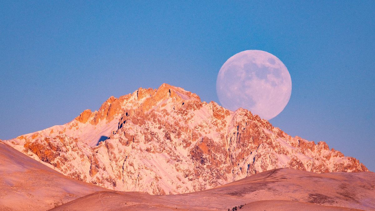 (عکس) شکار ماه کامل از پنجره فالکون ۹