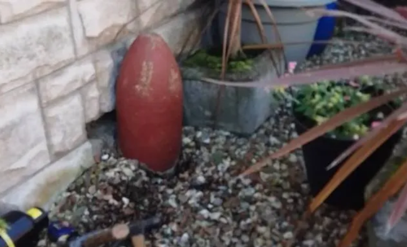 بمب تزئینی قدیمی، واقعی از آب درآمد!