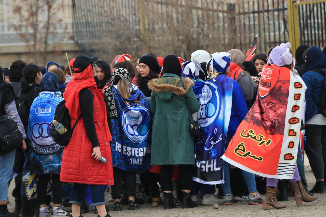(عکس) قاب‌های ماندگار از حضور زنان در دربی ۱۰۲ تهران